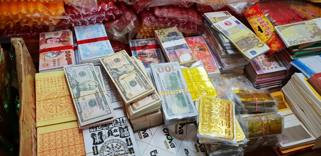 Falschgeld verschiedener Währungen auf dem Zentralmarkt Psar Thmei