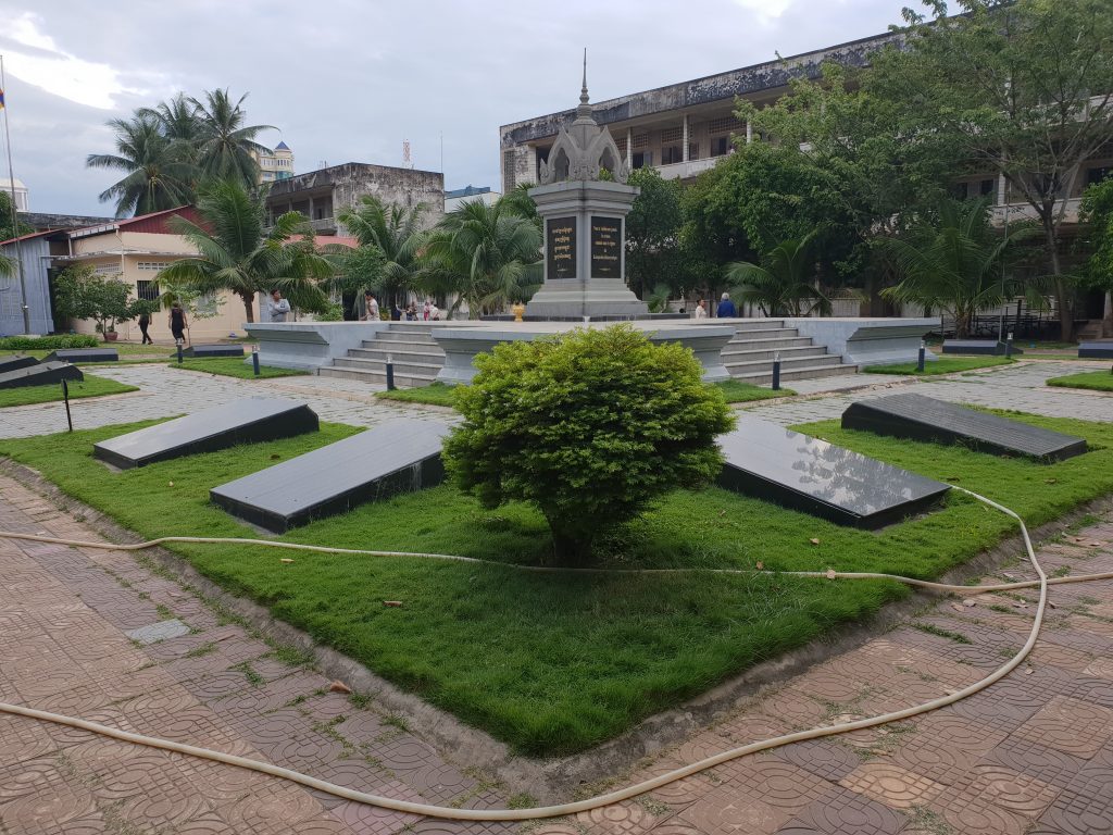 Gedenkstein im Innenhof des Tuol Sleng Genozid Museums