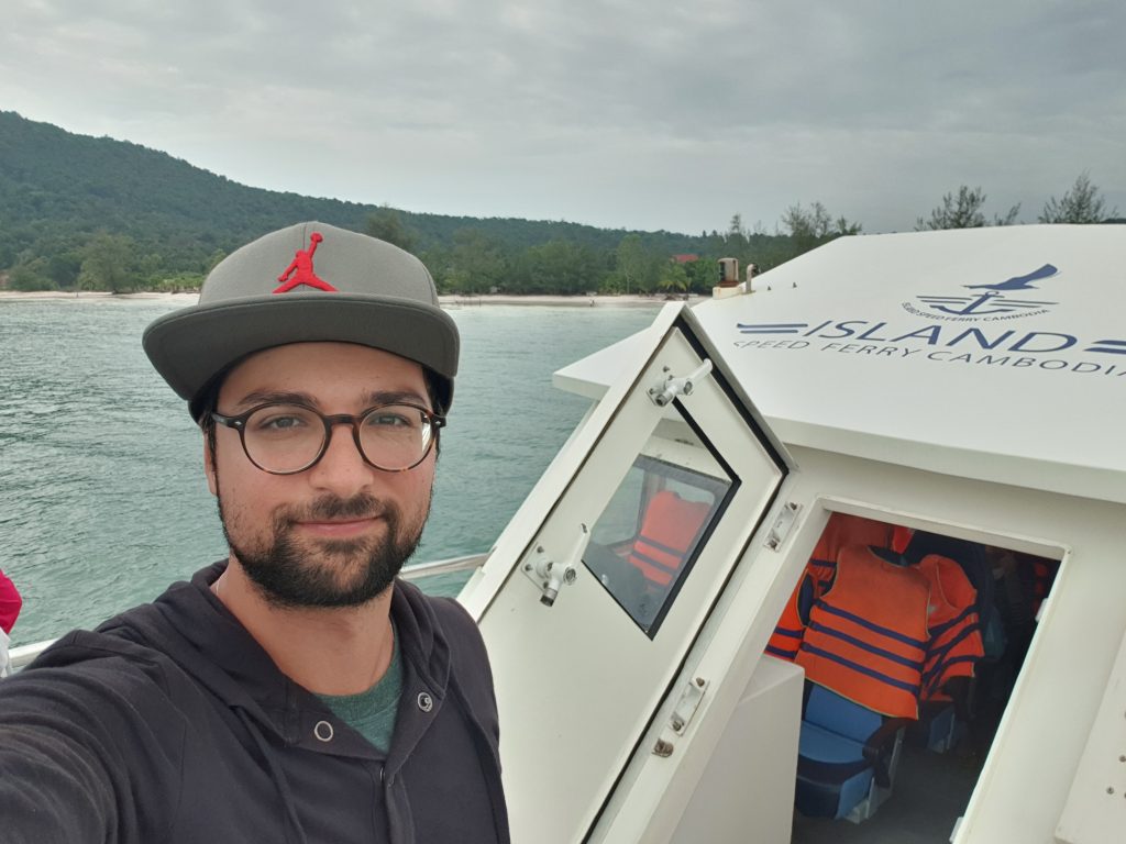 Melik auf der Fähre, die Insel Koh Rong Samloem im Hintergrund