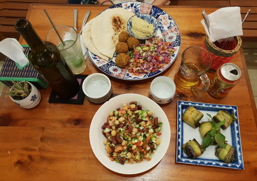 Falafelteller und Libanesischer Salat im „The Simple Things“