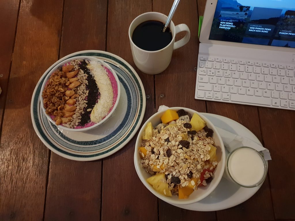 Leckere Smoothiebowl und Obstsalat zum Frühstück im Monkey Republic Kampot