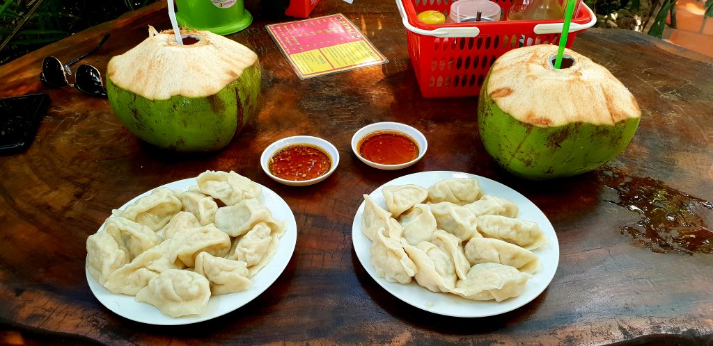 Dumplings und frische Kokosnüsse im Ecran Noodles in Kampot