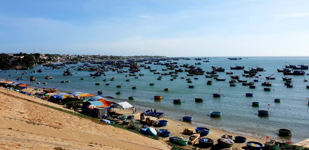 Viele Fischerboote im Hafen von Mui Ne