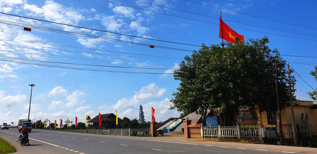 Denkmal in der DMZ im Hintergrund