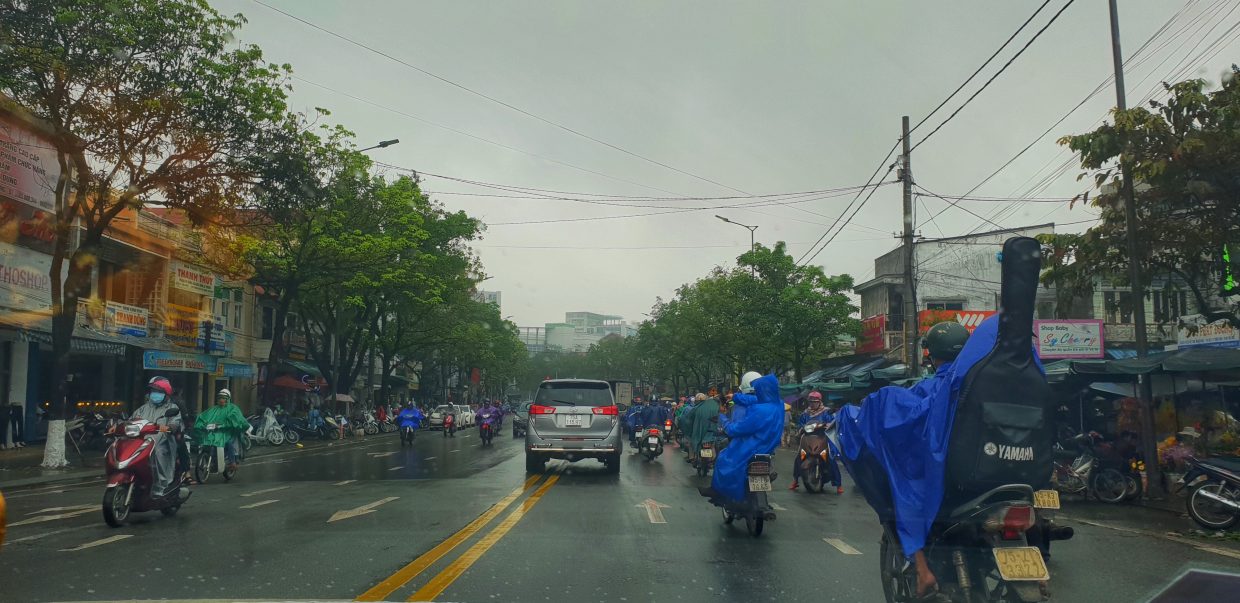 Bei strömendem Regen im Taxi auf dem Weg nach Hue