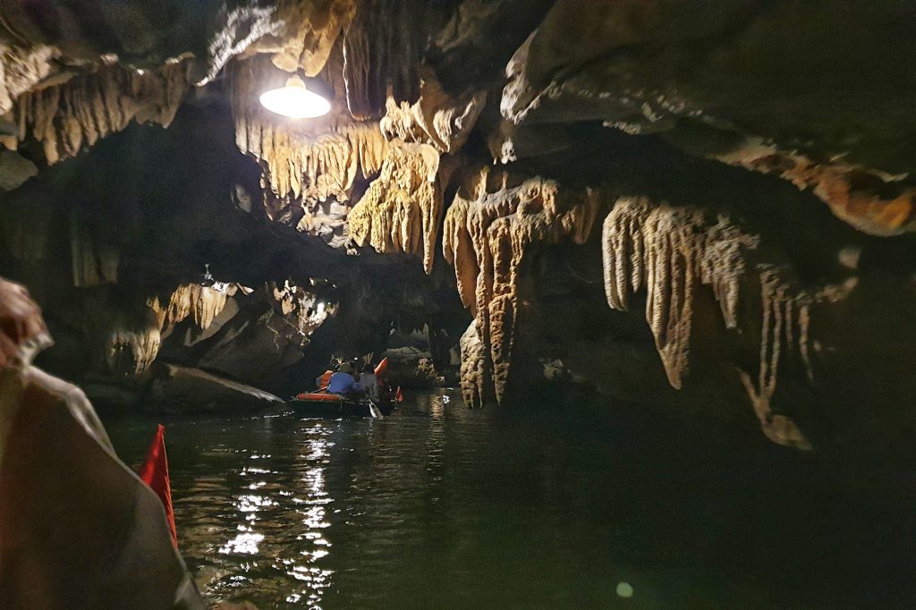 Mit dem Boot in einer Höhle