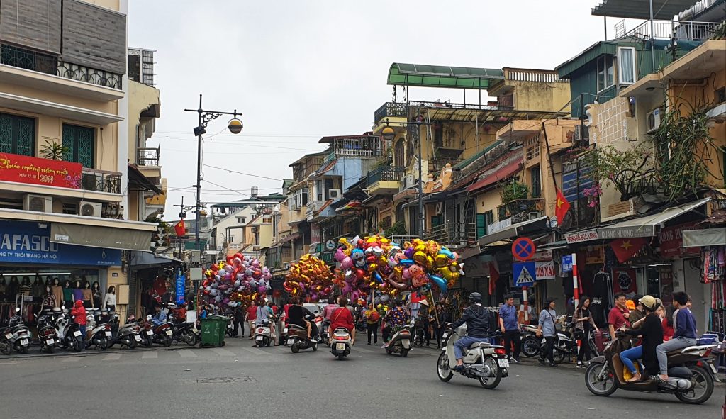 Ballonverkäufer in den Straßen von Hanoi