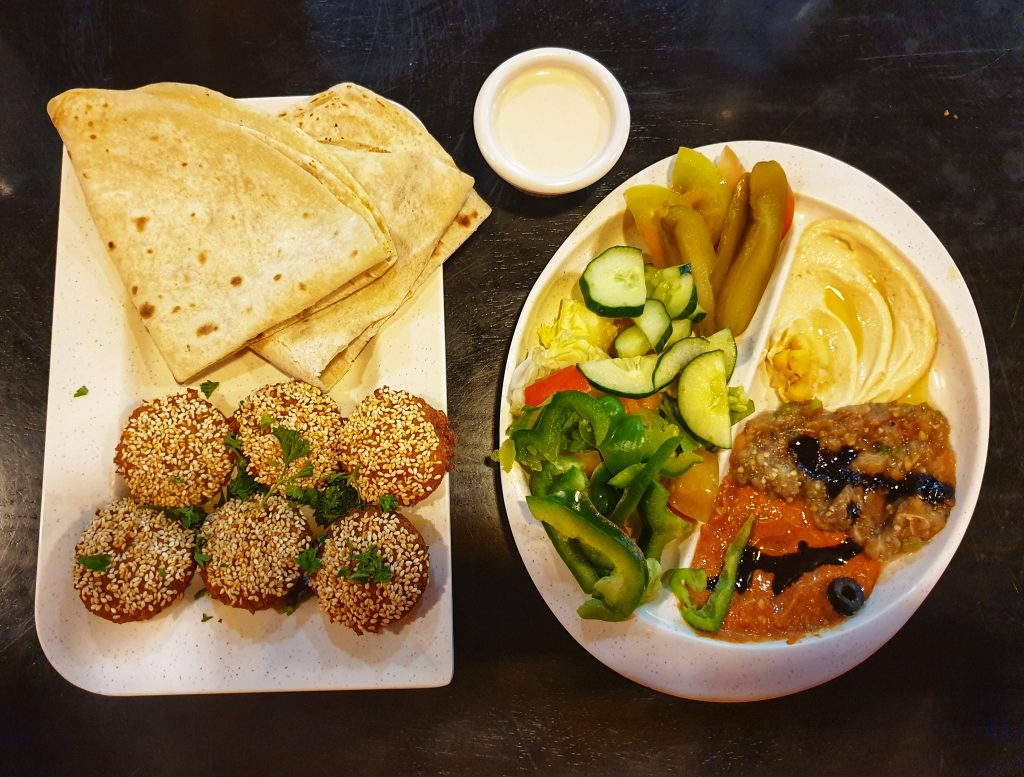 Falafel und vegetarische Vorspeisenplatte im syrischen Restaurant