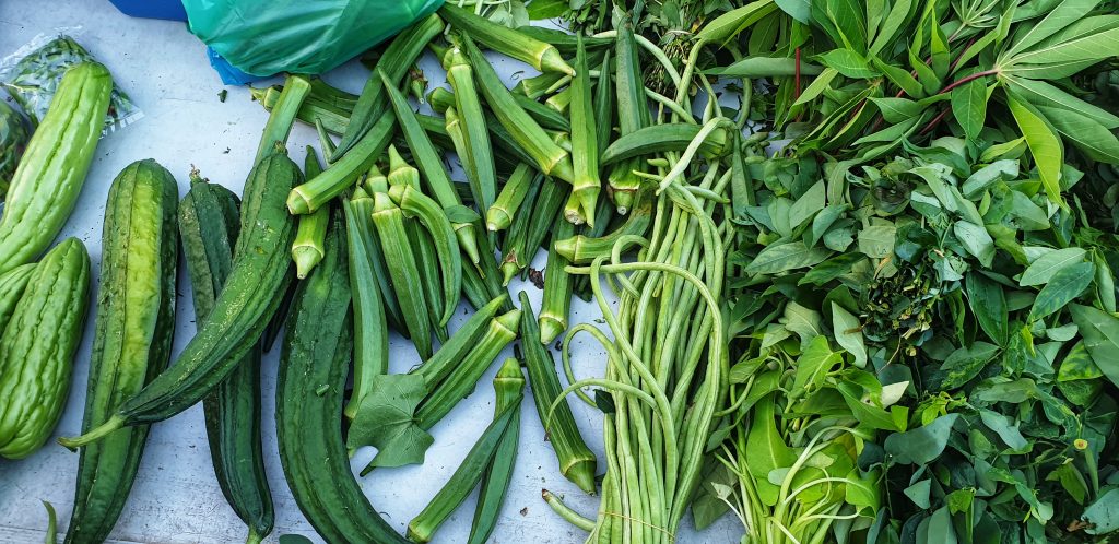 Gigantisch große Okra und anderes leckeres Gemüse auf dem Nachtmarkt